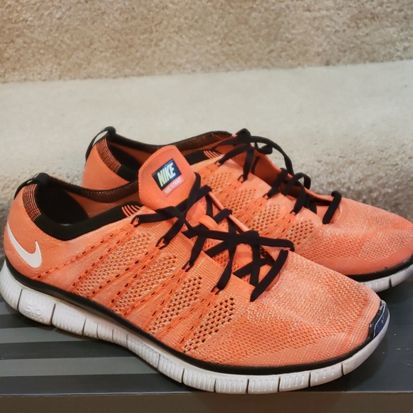 Pink Nike flyknit - Picture 1 of 2